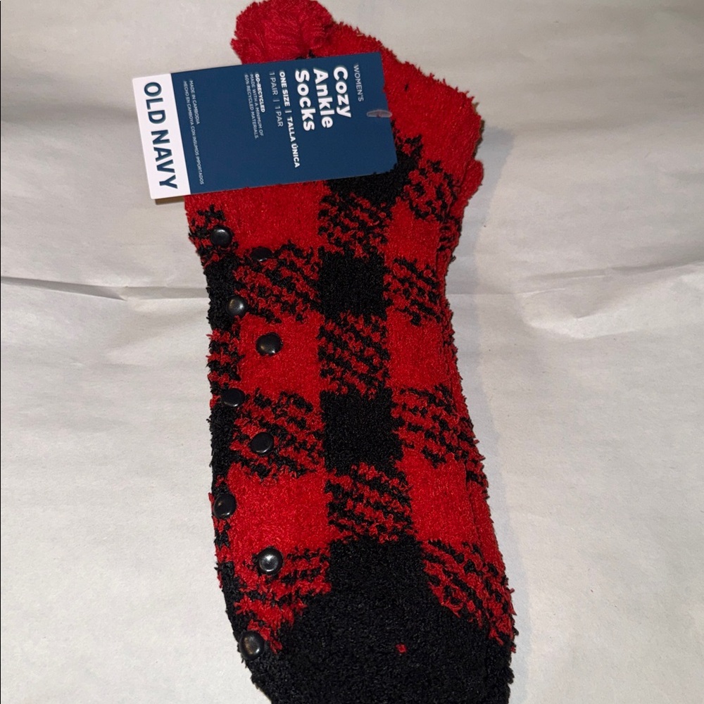 🏖️10 items for $20☀️

Old Navy Red and Black warm fuzzy  Plaid Ankle Socks